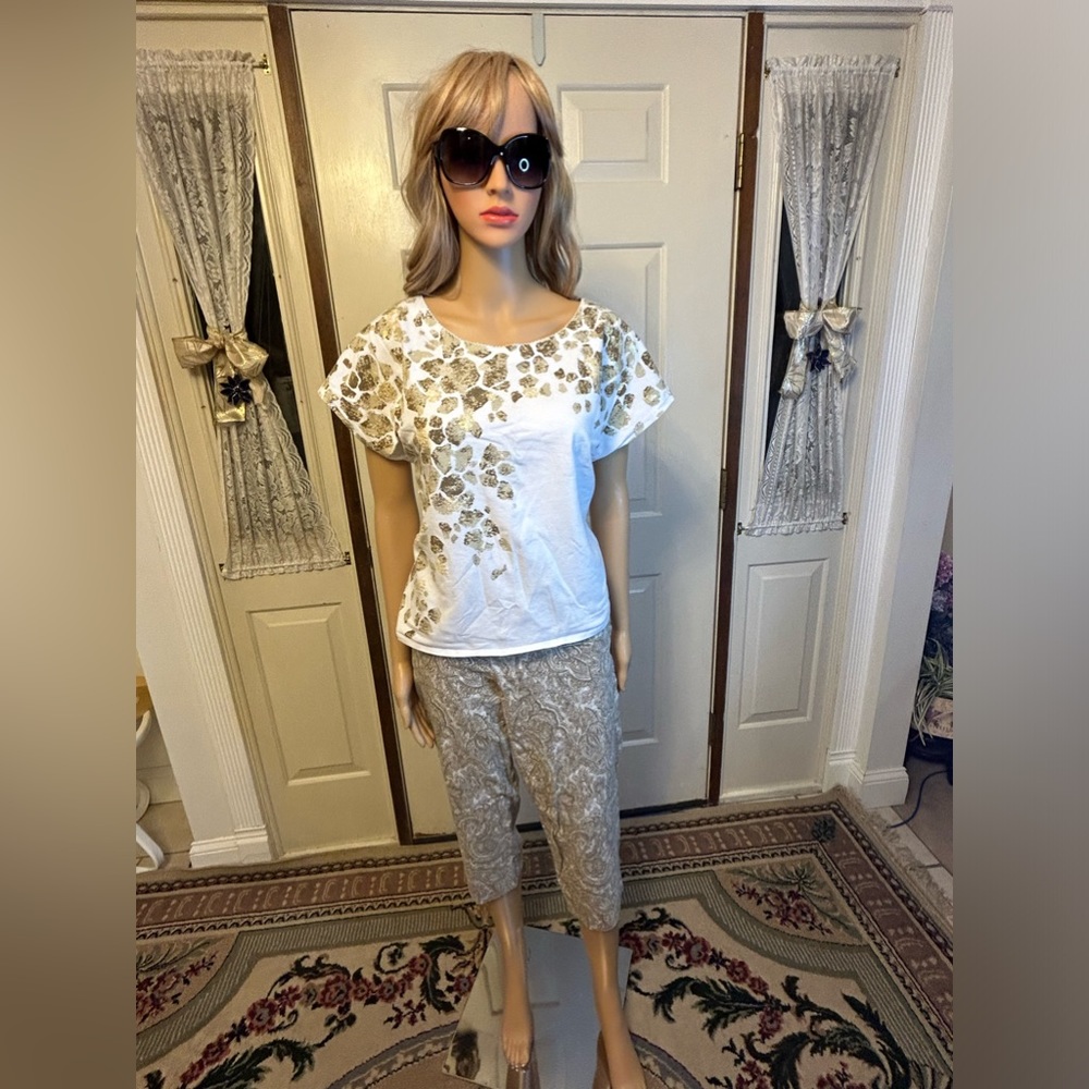 Alfred Dunner PL Leopard tee is paired with capri by New Directions sz 16